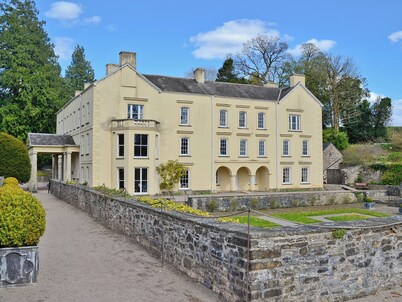 2 bedroom accommodation in Nantgaredig, near Llandeilo