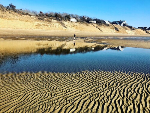 Steps to a private bay beach from this private & Charming Cape! Book this Fall!