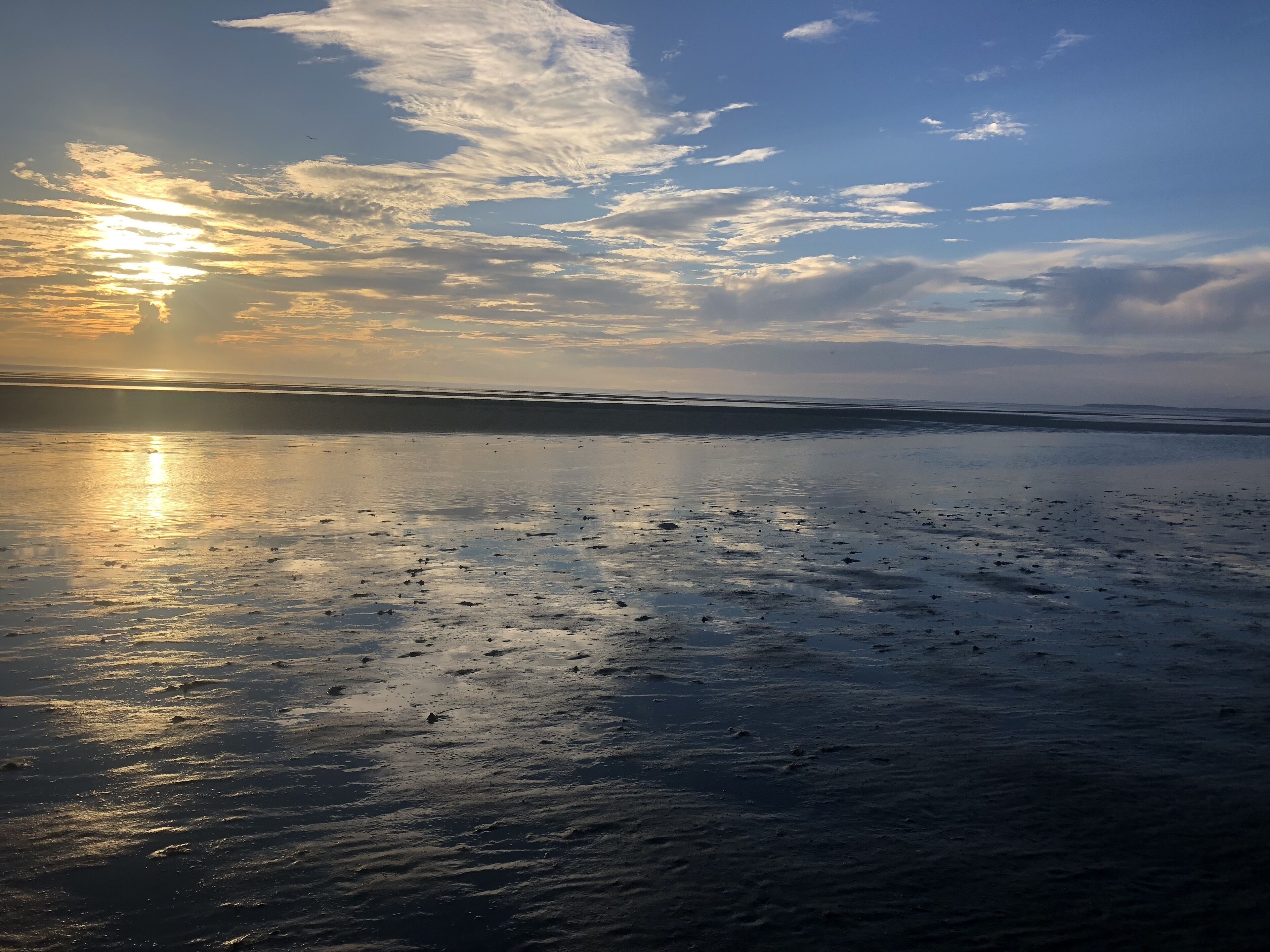 Une plage au coucher du soleil.
