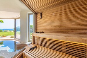 Un área de spa con una pared de listones de madera, un jacuzzi y vistas al exterior.