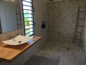 Dusche, Haartrockner, Handtücher