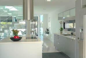 Frigorífico, microondas, horno y placa de cocina