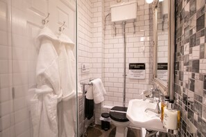 Dusj, hårføner, håndklær og såpe