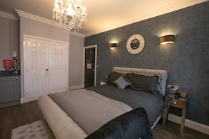 1 soverom, safe på rommet, skrivebord og strykejern/-brett