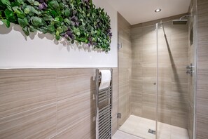 Dusche, Haartrockner, Handtücher