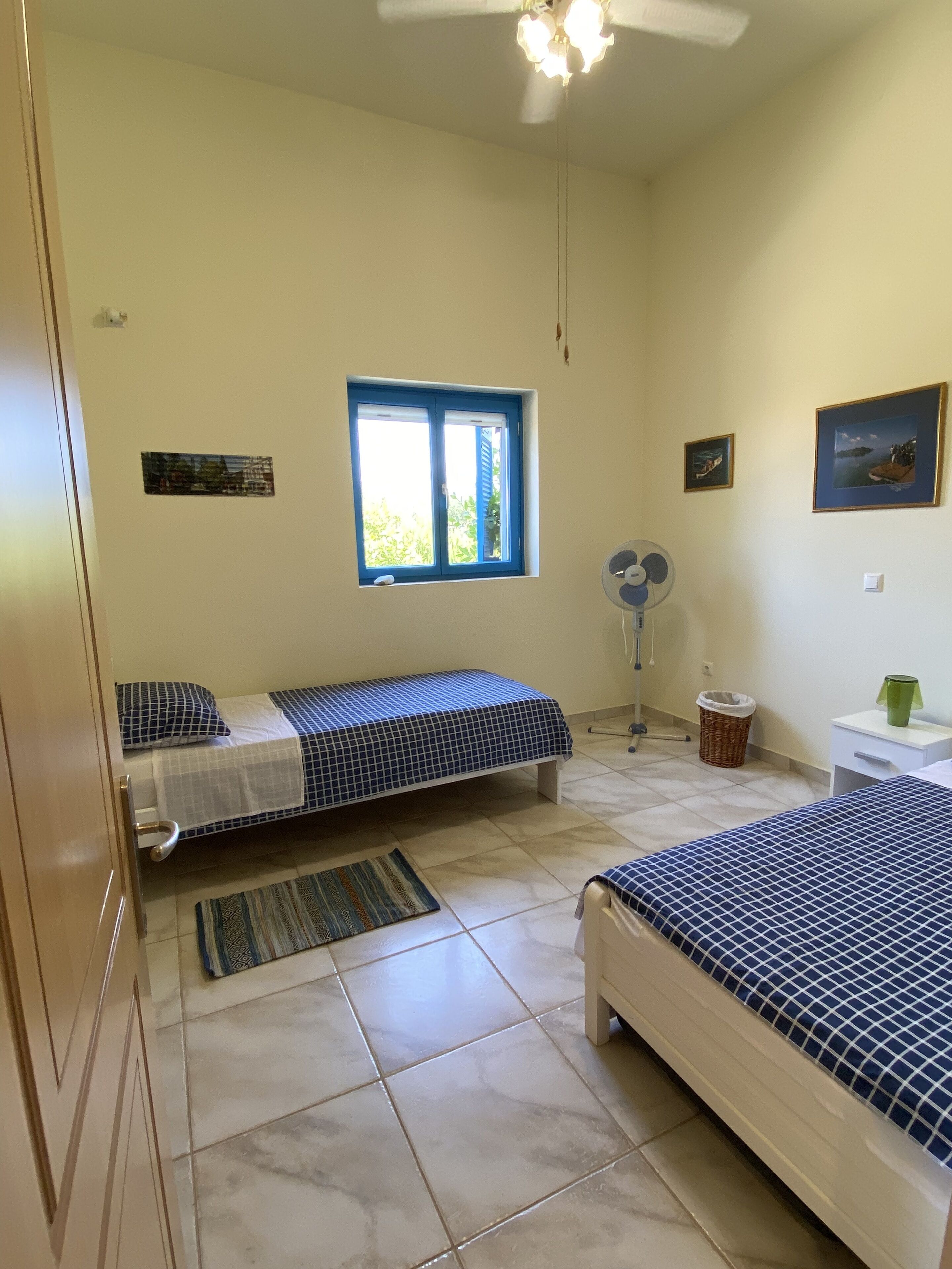 2 habitaciones, escritorio, tabla de planchar con plancha y wifi gratis 