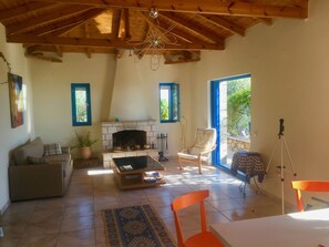 Peis, DVD-spiller, bøker og musikkbibliotek