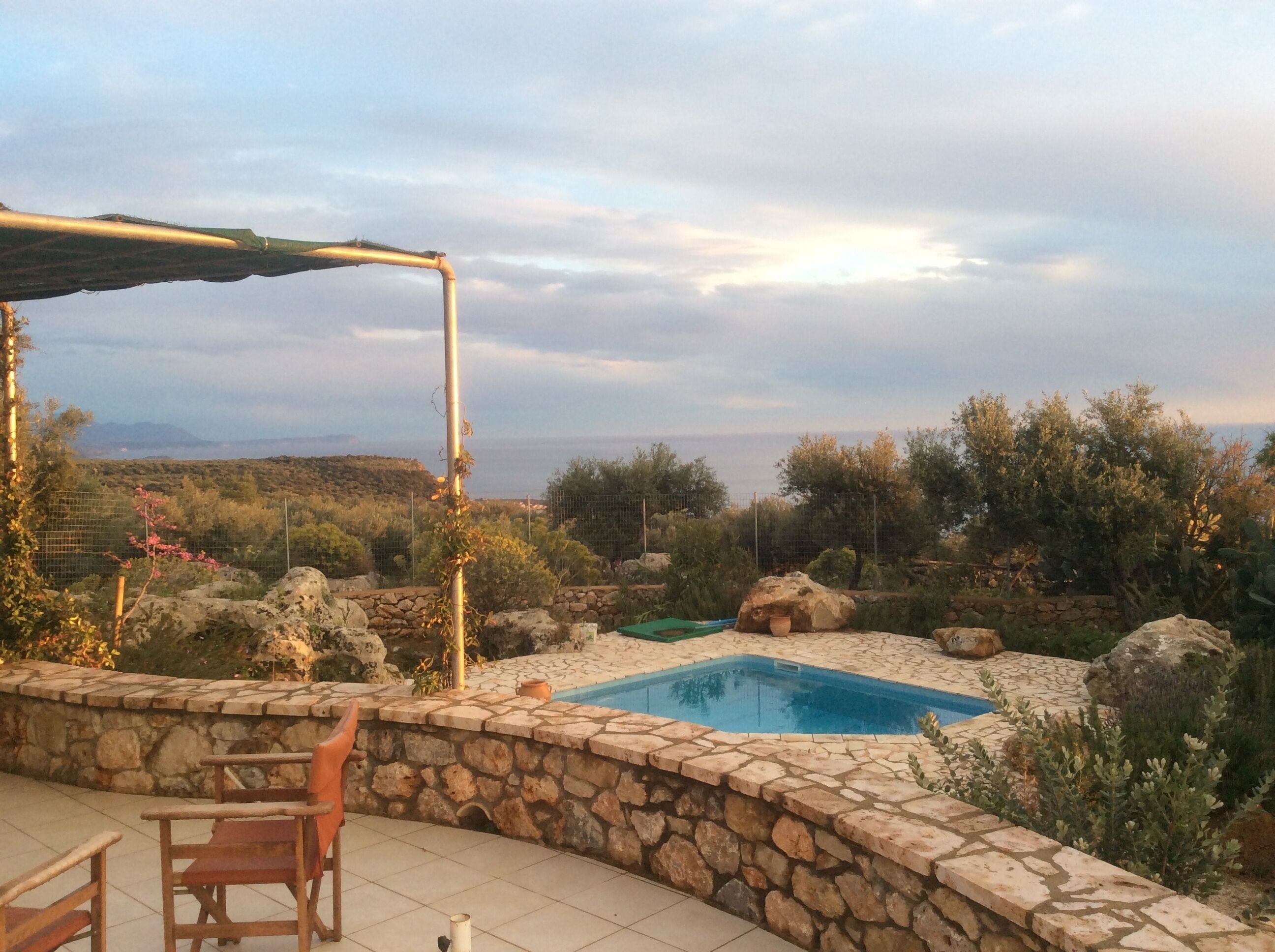 Piscine extérieure, chaises longues