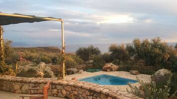 Piscine extérieure, chaises longues