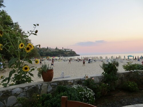 Mikros Pyrgos: villa magnifiquement située avec piscine privée et vue imprenable sur la mer