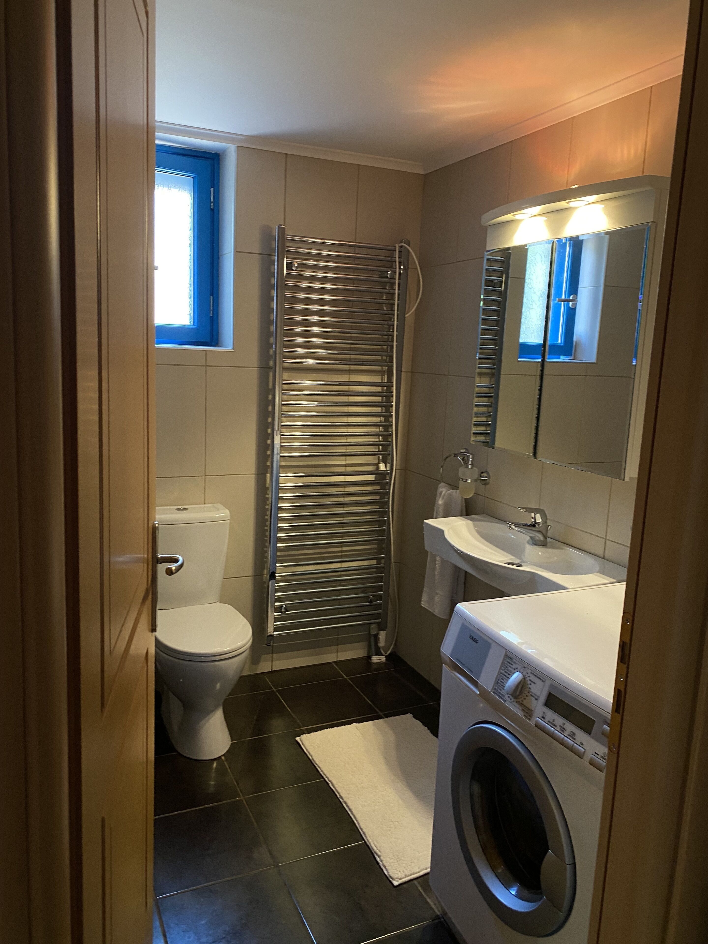 Tina con regadera, secadora de cabello, bidet, toallas 