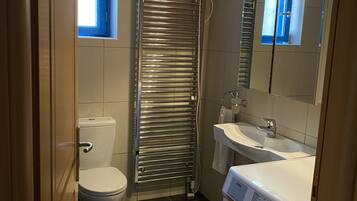 Tina con regadera, secadora de cabello, bidet, toallas