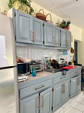 ميكروويف، غسالة أطباق، ماكينة لصنع القهوة/الشاي، خلاط