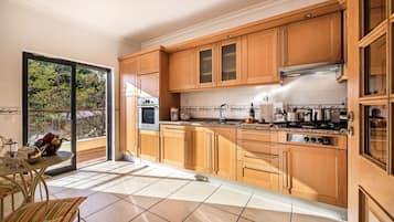 Een koelkast, een magnetron, een oven, een koffiezetapparaat/waterkoker