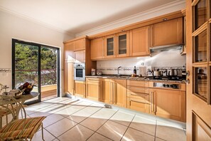 Fridge, microwave, oven, coffee/tea maker