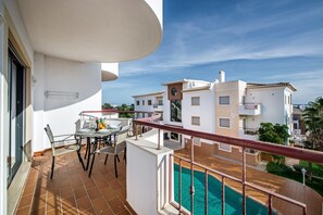 Outdoor dining - Apt. Amigas, with access to the communal pool (Lagos)