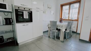 KĂŒhlschrank, Mikrowelle, Ofen, Herdplatte