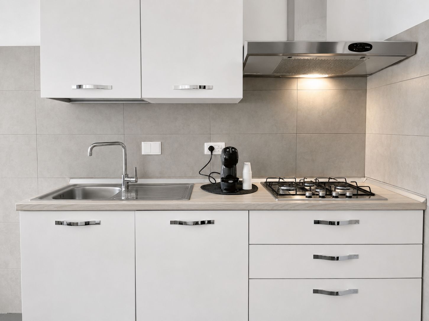 Wasserkocher mit Kaffee-/Teezubehör, Kühlschrank, Mikrowelle, Ofen