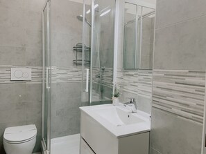 Combined shower/bathtub, hair dryer, bidet, towels