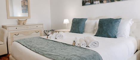 2 bedrooms, in-room safe, desk, iron/ironing board