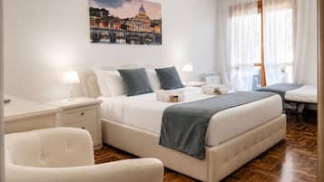 Una habitación de hotel con una cama grande, mesitas de noche, una silla, un escritorio y un cuadro de un paisaje urbano.