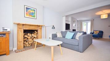 Smart TV, fireplace