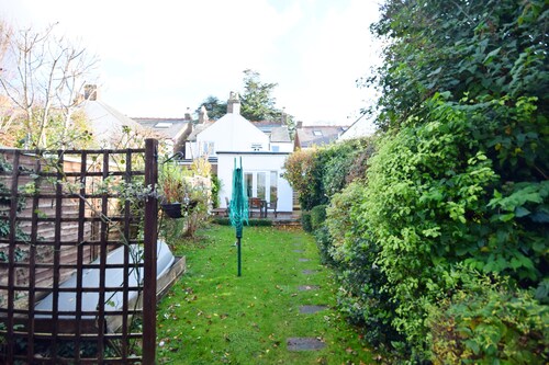 Broyle House, Chichester - a family house that sleeps 4 guests in 2 bedrooms