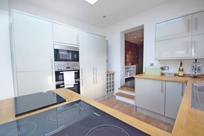 Fridge, microwave, oven, dishwasher - Broyle House, Chichester -  a family house that sleeps 4 guests  in 2 bedrooms (Chichester)