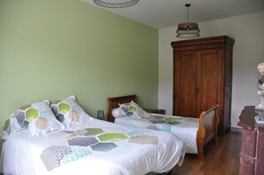 2 habitaciones, tabla de planchar con plancha y cuna de viaje 