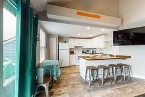 Fridge, microwave, oven, stovetop - A pair of bay view cottages with cable & free WiFi - walk 2 blocks to the beach (Ocean City)