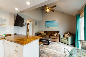 TV - A pair of bay view cottages with cable & free WiFi - walk 2 blocks to the beach (Ocean City)