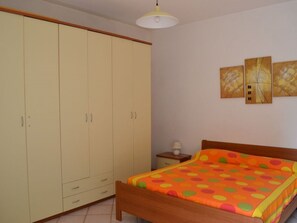 3 habitaciones, tabla de planchar con plancha, wifi y ropa de cama 