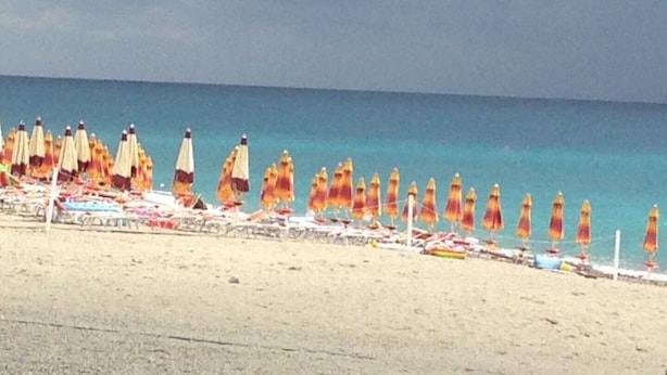 A beach with rows of umbrellas and sun loungers. - Central Apartments Ortensia (Caulonia Marina)