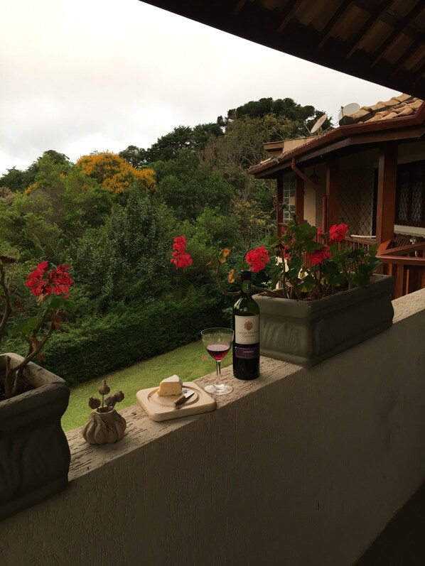 Property grounds - House in Gated Community 1.2 km from Famous Baden Baden. (Campos do Jordão)