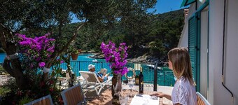 Cozy 2-Bedroom House for 4 - Pet-friendly with Comfortable Living Space