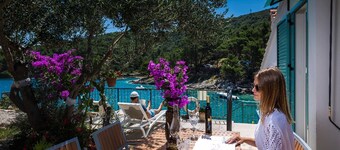 Cozy 2-Bedroom House for 4 - Pet-friendly with Comfortable Living Space