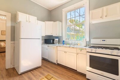 Cozy Downtown Back Unit - The Sunny Southern Manse