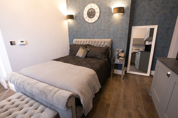 1 غرفة نوم وخزنة داخل الغرفة ومكتب ومكواة/لوح كي