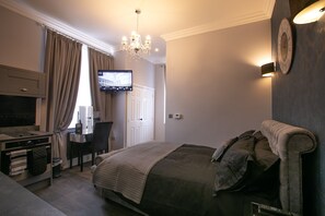 1 غرفة نوم وخزنة داخل الغرفة ومكتب ومكواة/لوح كي