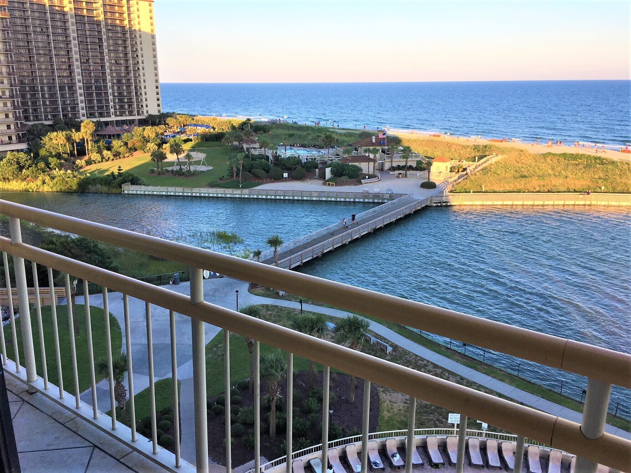 Gorgeous 3BR\/2BA 7th floor Oceanfront condo! Amazing view & Beach locker! 