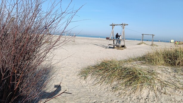 Nær stranden og solsenger