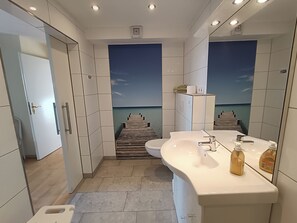 Badewanne, Haartrockner, Handtücher