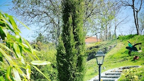 A garden with a stone staircase, a small pond, and neatly trimmed hedges. - Casa da Quinta da Prelada any comfort, Pool, Terrace, Big spaces, Fafe (Rego)