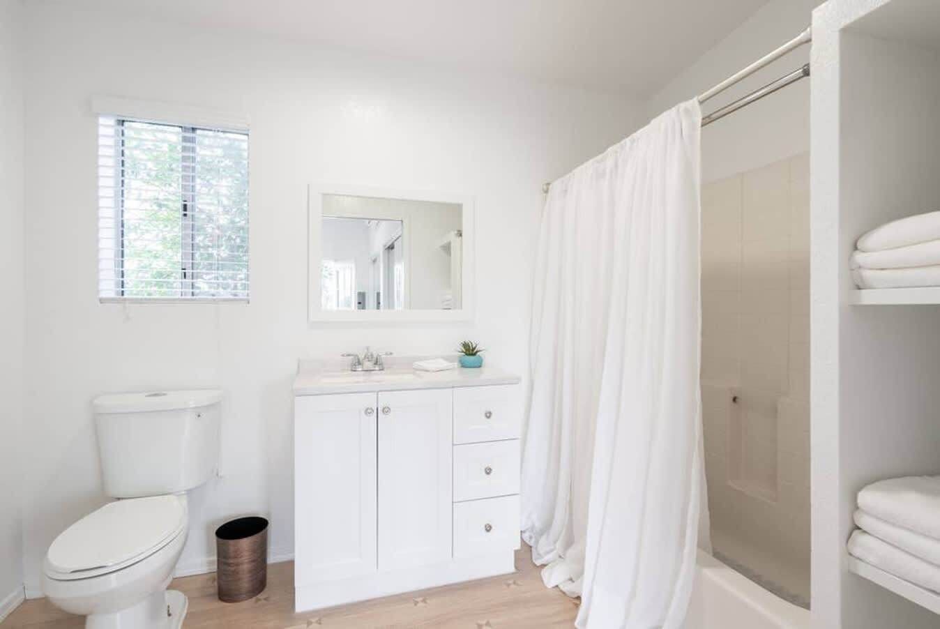 Une salle de bain moderne équipée de toilettes, d’un lavabo et d’une douche.