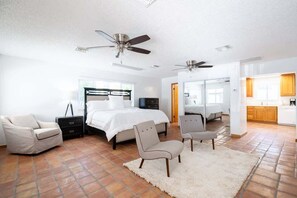 6 soverom, skrivebord, strykejern/-brett og reiseseng for barn