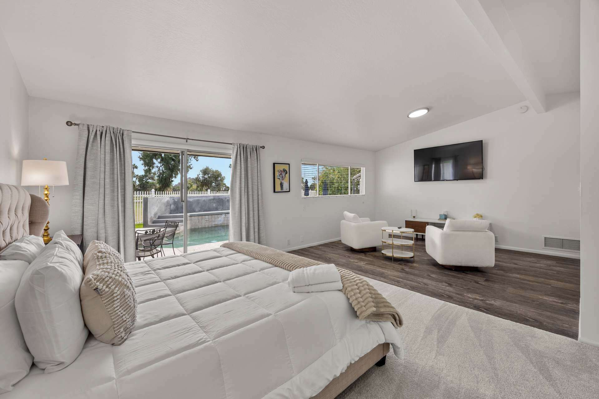 6 bedrooms, desk, iron/ironing board, travel cot