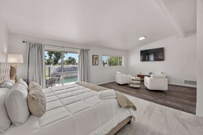 6 soverom, skrivebord, strykejern/-brett og reiseseng for barn