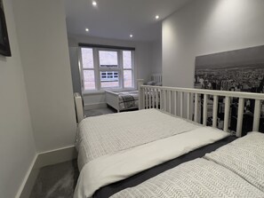 1 Schlafzimmer, Schreibtisch, Bügeleisen/Bügelbrett, Reisekinderbett