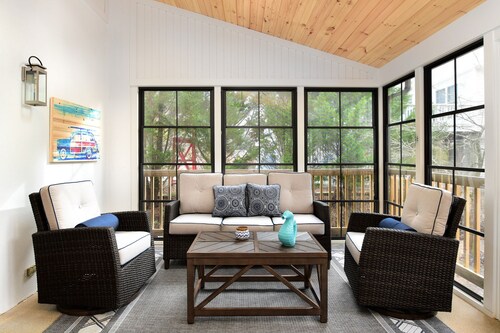 Welcome to Sea Glass Cottage, Walk, bike, trolley, or drive to the Beach!