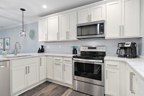 Geladeira, micro-ondas, fogão, cooktop